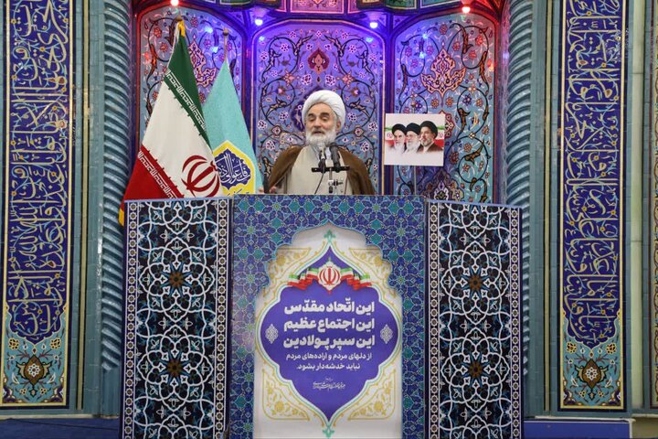 امام جمعه رشت: مفسدان اقتصادی کمتر از دشمن نیستند