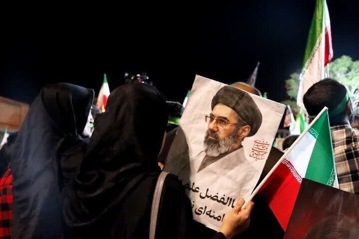 آیین چاووشی خوانی و اعزام نمادین رزمندگان به جبهه در نراق