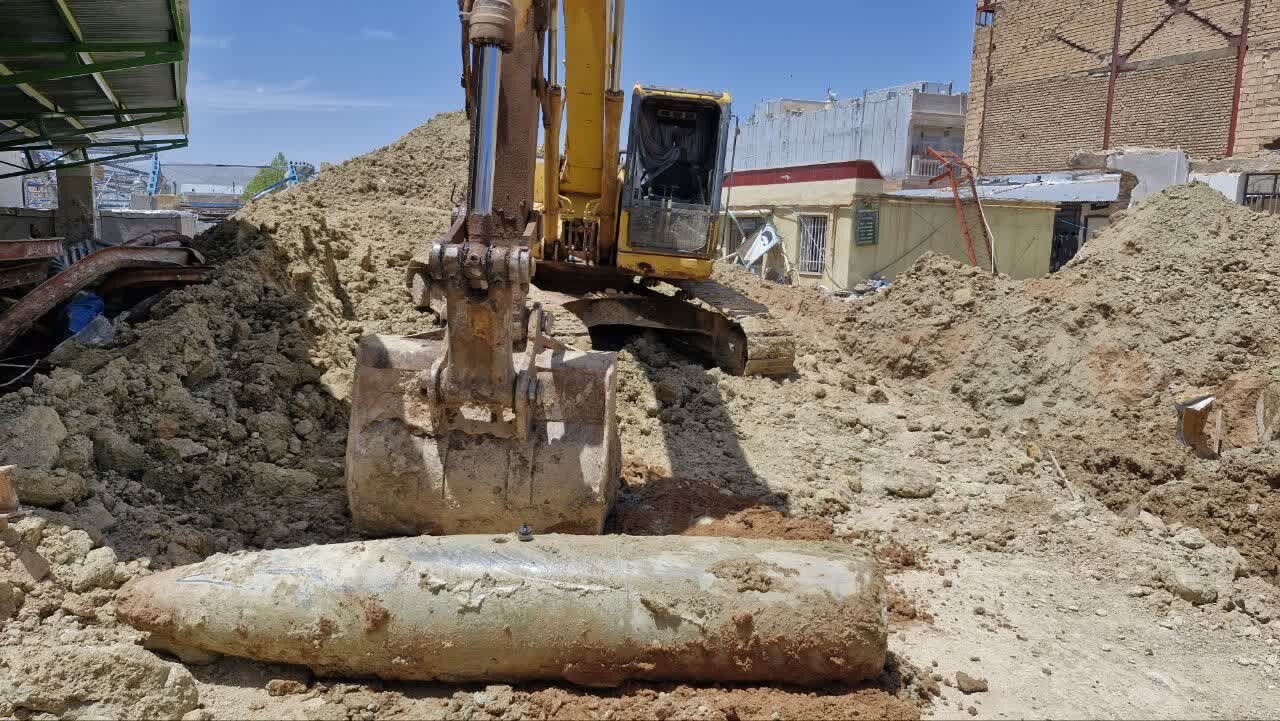 خنثی‌سازی بمب یک‌تنی در شهرستان دلفان در عمق ۱۸ متری زمین+عکس