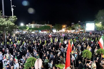 میدان‌داری مردم خمین در شب هفتاد و هفتم بیعت با رهبر معظم انقلاب