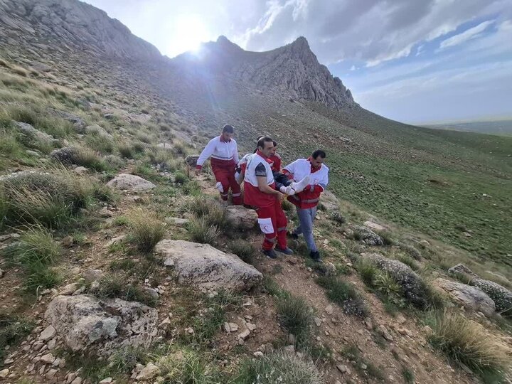 نجات ۲ نفر در ارتفاعات خدابنده و ماهنشان با تلاش نیروهای هلال احمر