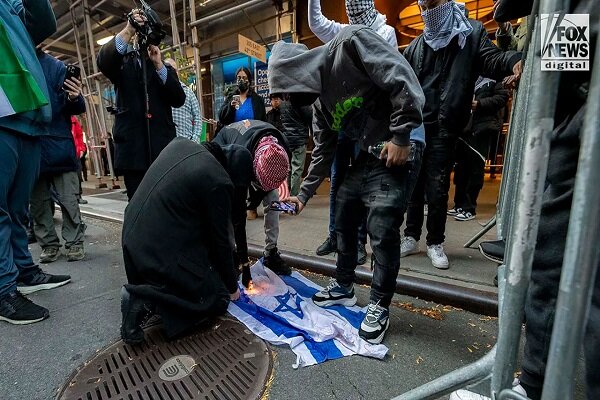 VIDEO: Palestine supporters trample Israel flag in NY streets