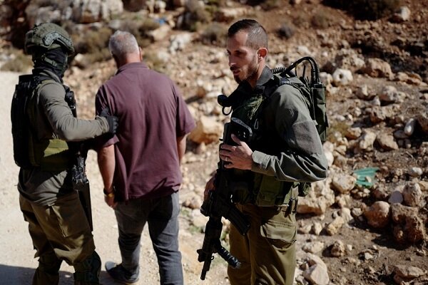 VIDEO: Israeli settler blindfolds a Palestinian farmer