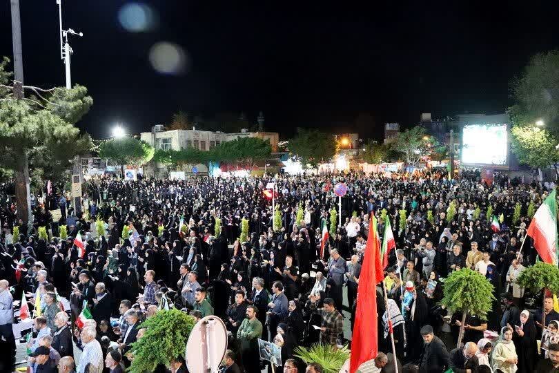 میدان‌داری مردم خمین در شب هفتاد و هفتم بیعت با رهبر معظم انقلاب