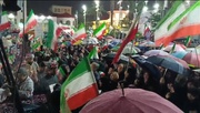 استقبال از خانواده شهدای دانش آموز میناب در تجمع شبانه مردم شهر رشت