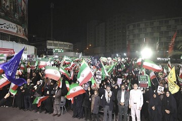 پهپادها در میدان ولیعصر(عج) به پرواز در می آیند