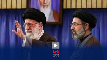عکس امام شهید و رهبر انقلاب در کشتی توقیف شدۀ دشمن