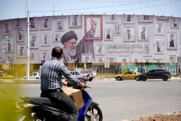 مشت‌های گره کرده رهبر شهید بر روی بزرگترین بیلبورد شهری ایران