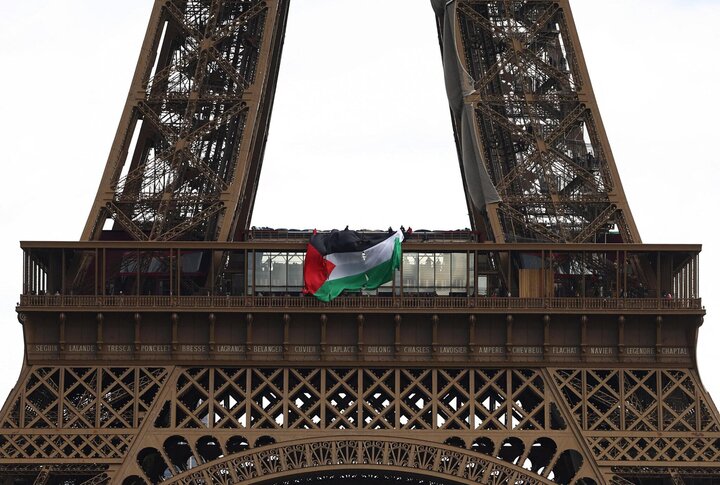 VIDEO: Activists unfurl Palestinian flag at Eiffel Tower VIDEO: Activists unfurl Palestinian flag at Eiffel Tower