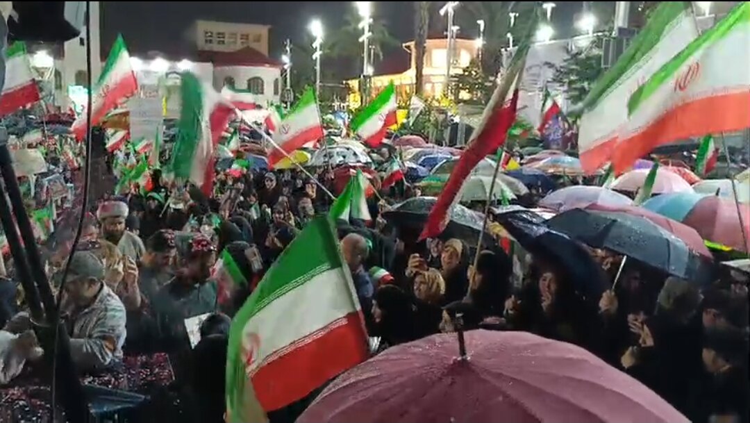 استقبال از خانواده شهدای دانش آموز میناب در تجمع شبانه مردم شهر رشت