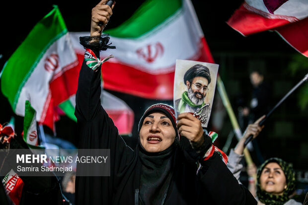 پهپاد صورتی و آبی در تجمع میدان حضرت ولیعصر (عج)