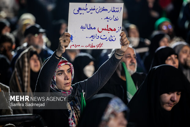 پهپاد صورتی و آبی در تجمع میدان حضرت ولیعصر (عج)