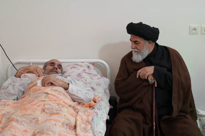عیادت تولیت مسجد جمکران از جانباز حمله دشمن به واحد تولیدی قم