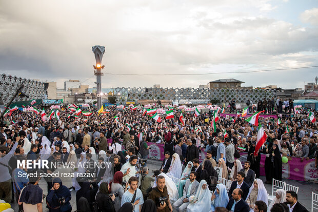 مراسم جشن پیوند ۱۱۰ زوج جان فدا در میدان آیینی امام حسین (ع)