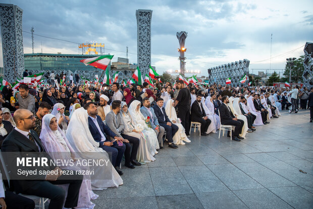 مراسم جشن پیوند ۱۱۰ زوج جان فدا در میدان آیینی امام حسین (ع)