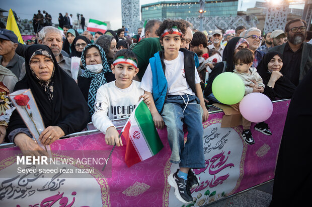 مراسم جشن پیوند ۱۱۰ زوج جان فدا در میدان آیینی امام حسین (ع)