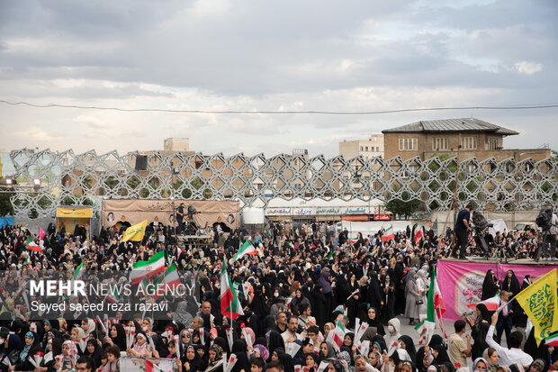 مراسم جشن پیوند ۱۱۰ زوج جان فدا در میدان آیینی امام حسین (ع)