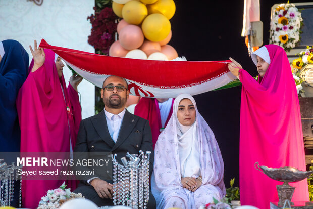 مراسم جشن پیوند ۱۱۰ زوج جان فدا در میدان آیینی امام حسین (ع)
