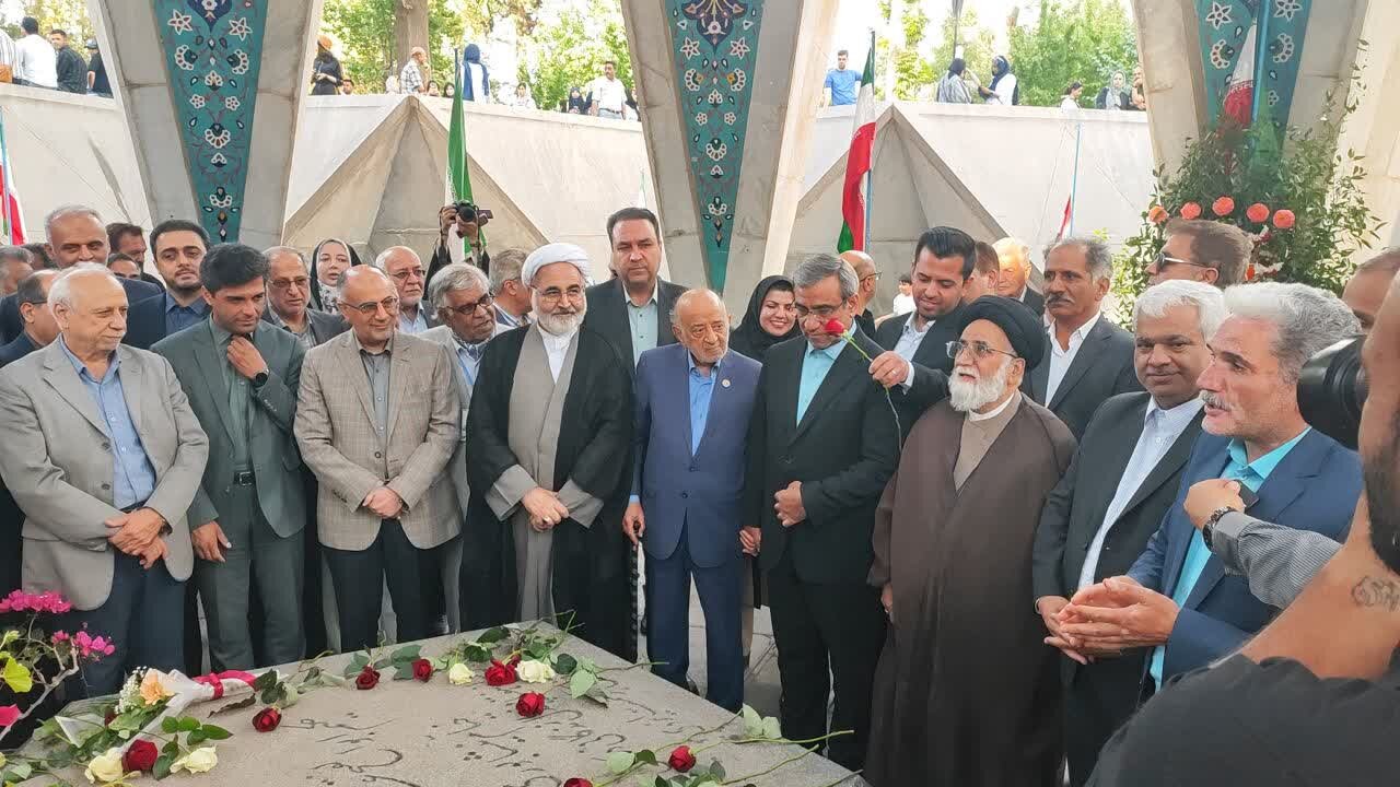 آئین گلباران آرامگاه حکیم خیام نیشابوری