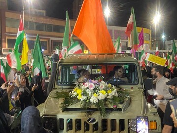 مراسم عقدکنان سه زوج جوان در اجتماع مردمی میدان آزادی کرمان