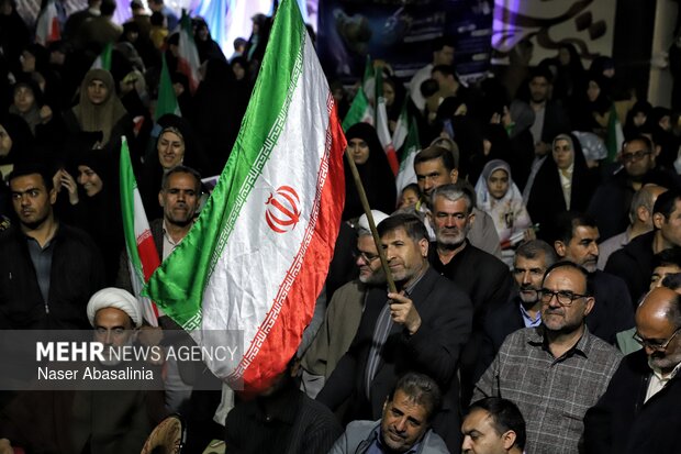 جشن ازدواج زوج های سنندجی در تجمع شبانه