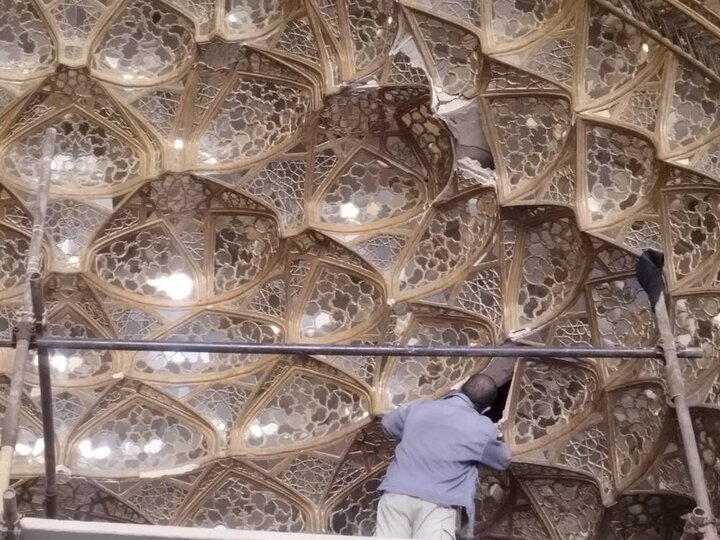 آغاز مرمت اضطراری مقرنس و آینهکاری تالار ستوندار کاخ چهلستون اصفهان