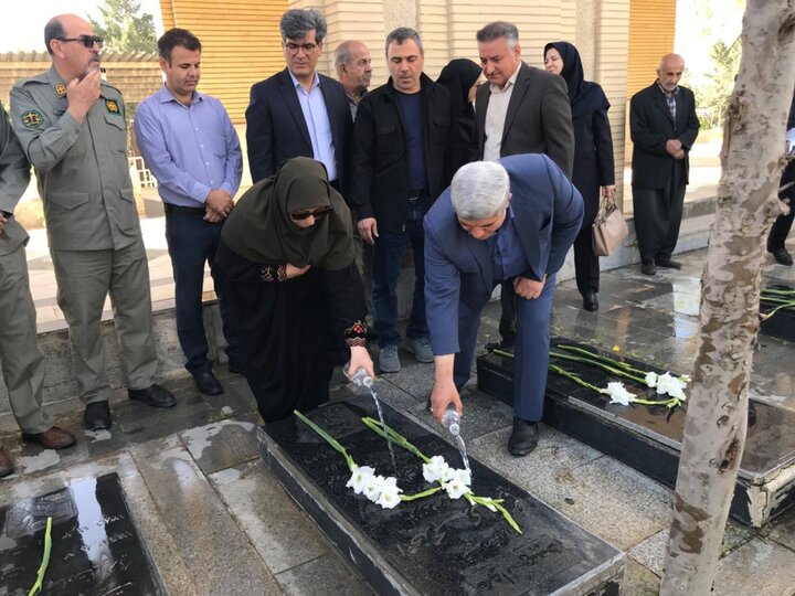 تجدید میثاق معاون رئیسجمهور با شهدای محیطبان کردستان