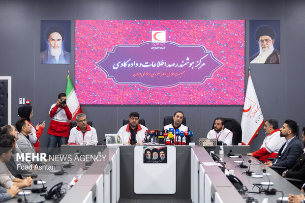 دیدار رییس جمعیت هلال احمر با معلمان داوطلب مدرسه هلال احمر