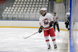 گفتگوی مهر با ستاره ۱۷ ساله هاکی روی یخ؛ برای پرچم ایران می‌جنگیم