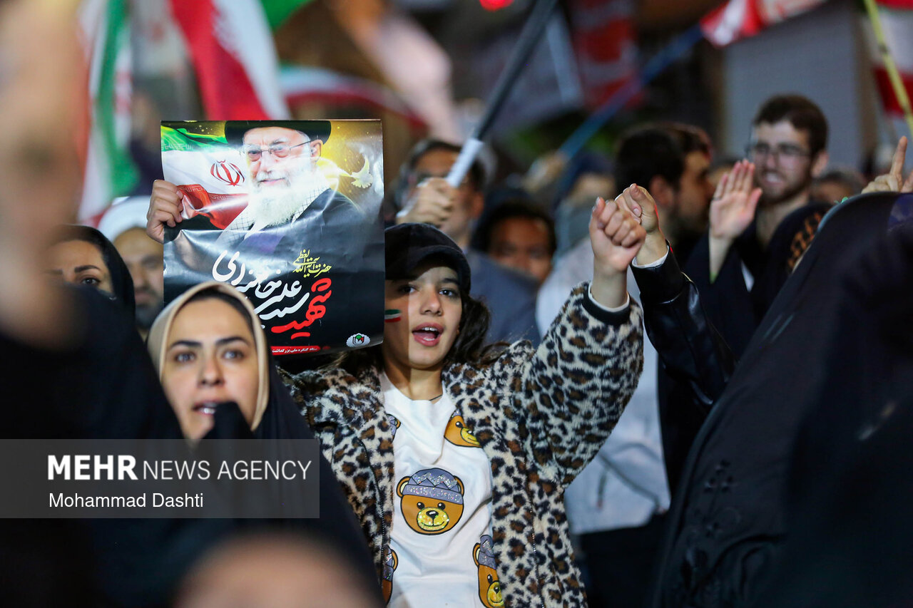 پرچم ایران بر زمین نمی‌ماند؛ روایت میدان‌داری نوجوانان رامیانی