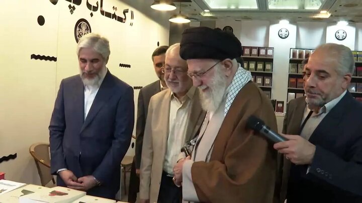 کتاببازِ مصلی؛ مروری بر حضور رهبر شهید در ادوار نمایشگاه کتاب تهران