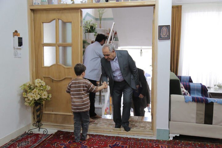 تجلیل از خانواده‌های شهدای جنگ رمضان در سفر سرمست به بناب