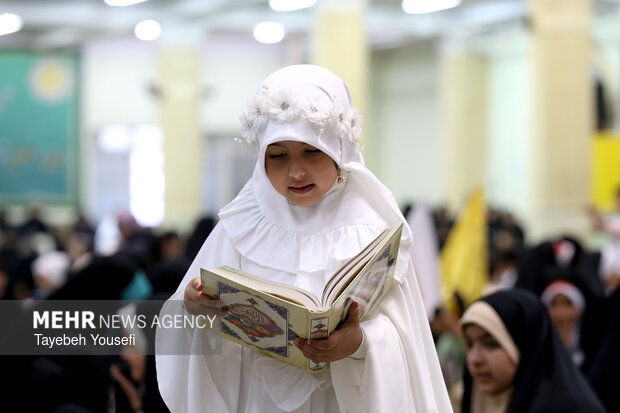 ختم قرآن به یاد رهبر شهید در همدان