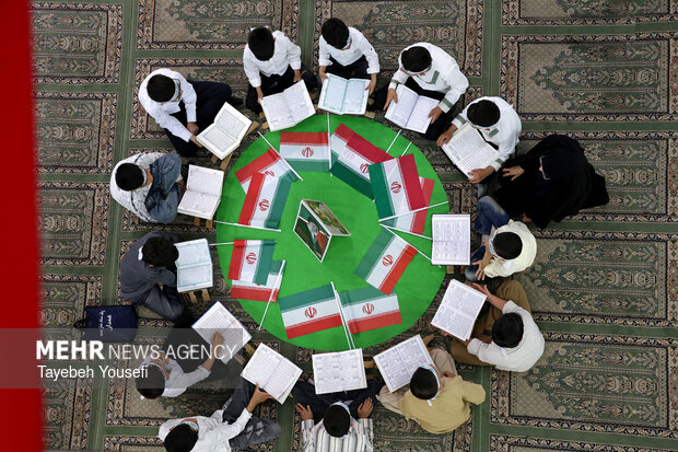 ختم قرآن به یاد رهبر شهید در همدان