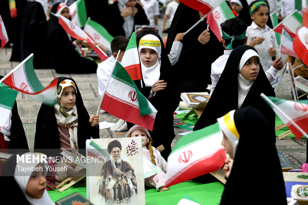 ختم قرآن به یاد رهبر شهید در همدان