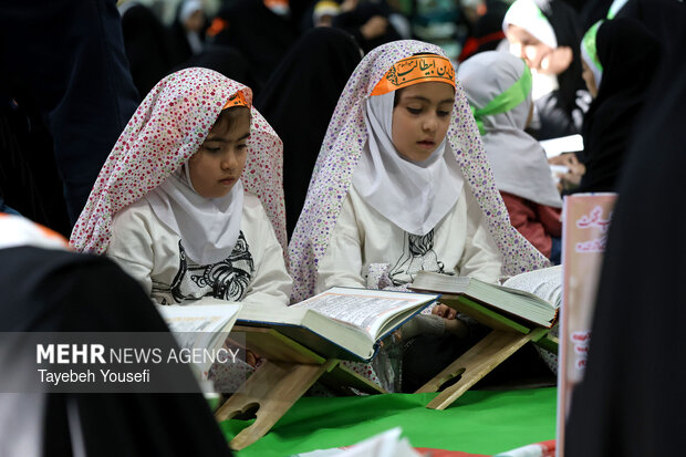 ختم قرآن به یاد رهبر شهید در همدان