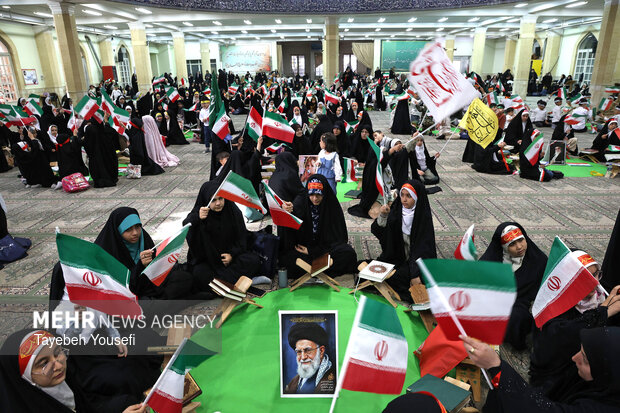 ختم قرآن به یاد رهبر شهید در همدان