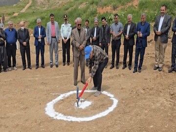 کلنگ احداث مدرسه ۱۲ کلاسه «مهر ایران ۲» در سقز به زمین زده شد