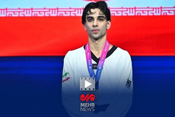 دور افتخار زندی با پرچم ایران پس از کسب مدال طلای قهرمانی آسیا
