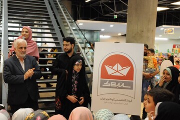 قایق بزرگی به نام «سنبوک» در باغ کتاب پهلو گرفت