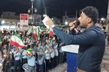 تجمع شبانه مردم بندر دیر در دفاع از آرمان‌های انقلاب