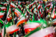 ئاڵاهەڵگرانی ئێران لە شەقامەکانی وڵات