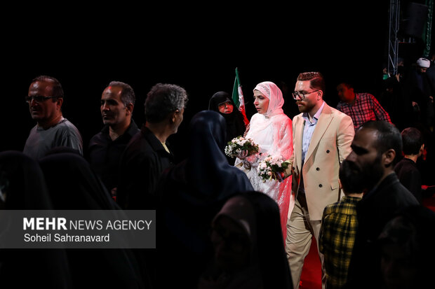حضور عروس و داماد در رواق کشوردوست، در جوار محل شهادت رهبر معظم انقلاب برای ادای احترام و طلب دعای خیر ایشان برای شروع زندگی