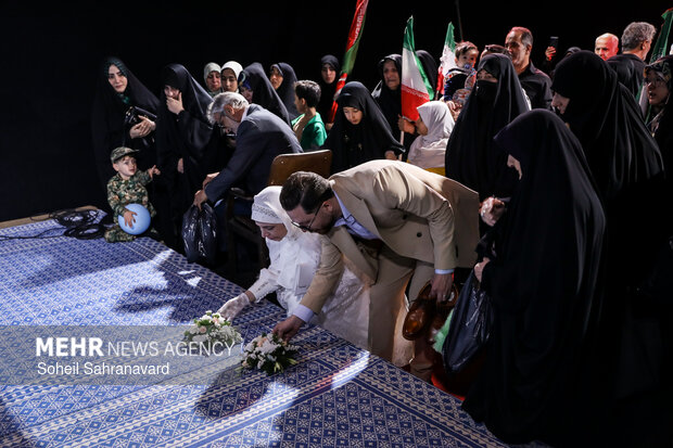 حضور عروس و داماد در رواق کشوردوست، در جوار محل شهادت رهبر معظم انقلاب برای ادای احترام و طلب دعای خیر ایشان برای شروع زندگی