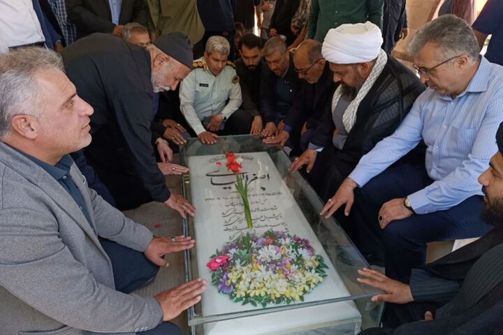 نصب سنگ یادبود شهید «رضا رحیمی» در چهارباغ