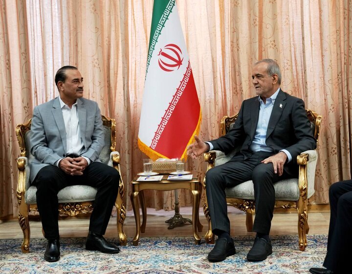 الرئيس الايراني يستقبل قائد الجيش الباكستاني