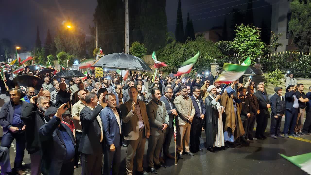 آستارا در شب هشتاد و سوم؛ باران هم مانع حضور مردم نشد آستارا در شب هشتاد و سوم؛ باران هم مانع حضور مردم نشد