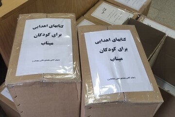 اهدای کتاب‌های فرهیخته همدانی به کتابخانه‌ای در میناب