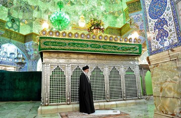تصاویری از زیارت و غبارروبی حرم حضرت معصومه(س) توسط رهبر شهید