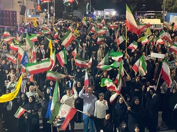 طنین سرود ملی در میدان امام خمینی(ره) همدان